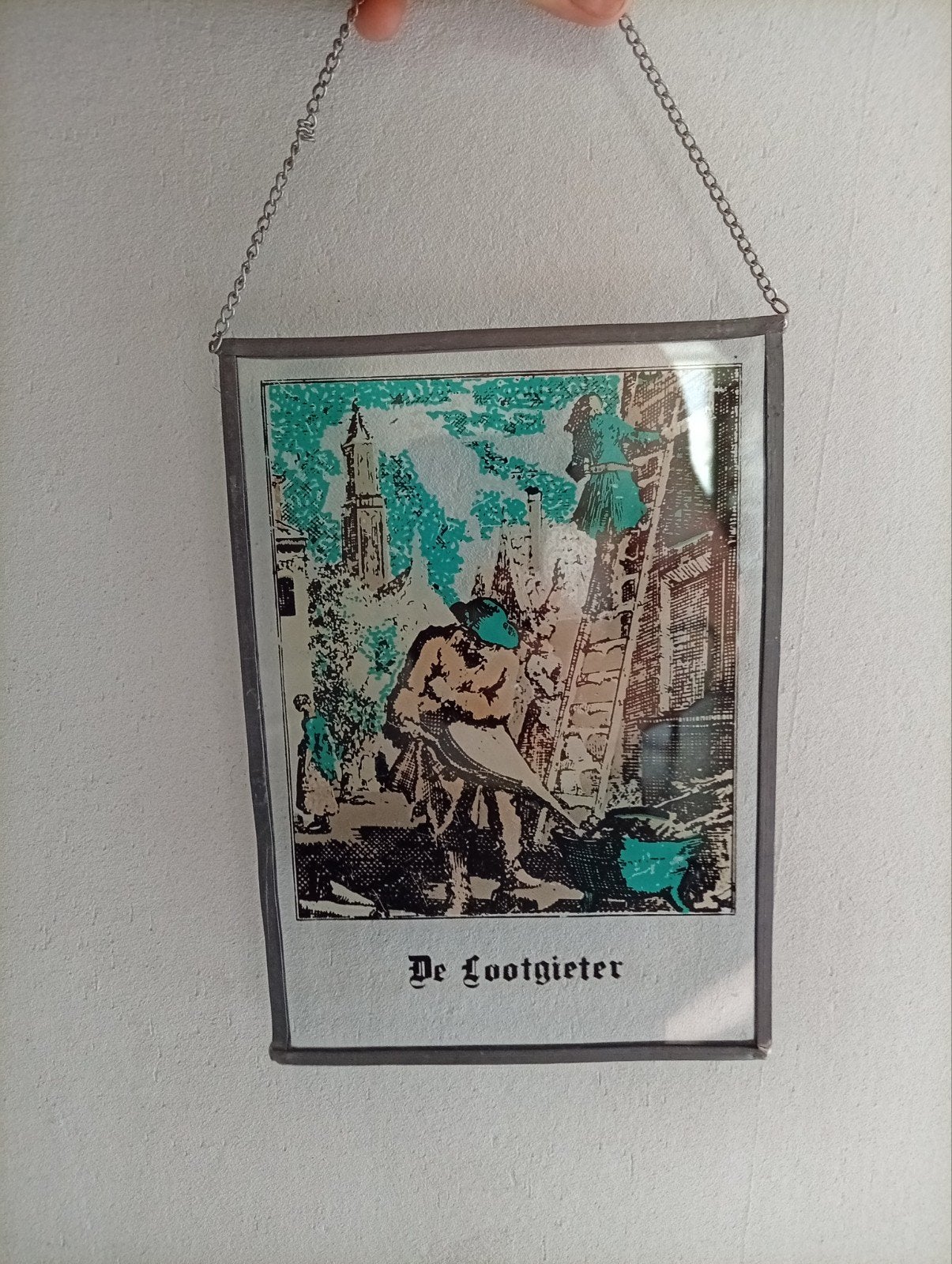 Vintage glas in lood raamhanger 'De Loodgieter', Antiek en Kunst, Ophalen of Verzenden