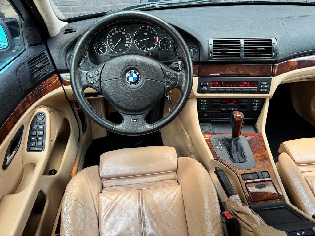 BMW 5-serie Touring 528i Executive Aut. Schuifdak Trekhaak O, Auto's, BMW, Achterwielaandrijving, Gebruikt, Beige, 2000 kg