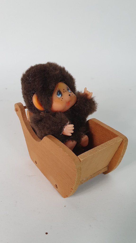 Vintage Mini Monchhichi poppetje, houten slee. 8B11, Verzamelen, Poppetjes en Figuurtjes, Tweedehands verkoop, Tweedehands verkoop
