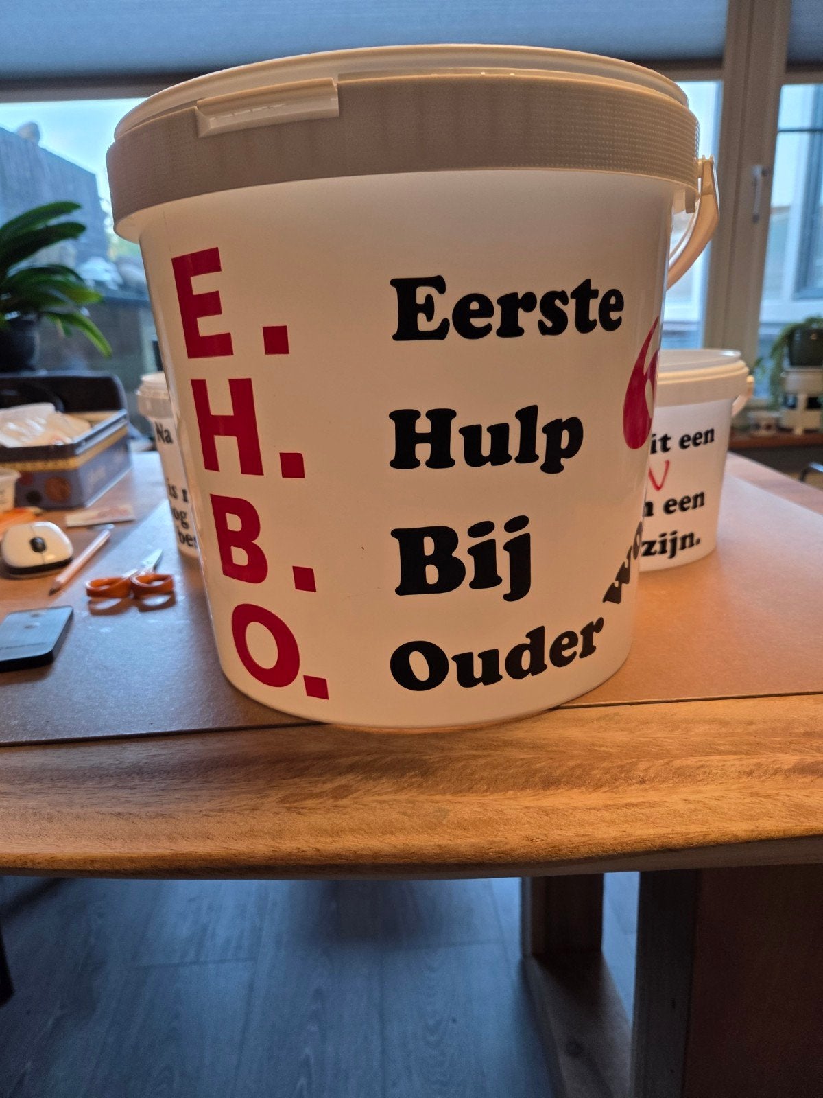 Emmer 'Eerste Hulp Bij Ouder Worden' - Grappig Cadeau, Ophalen of Verzenden, Nieuw, Wit, Kunststof