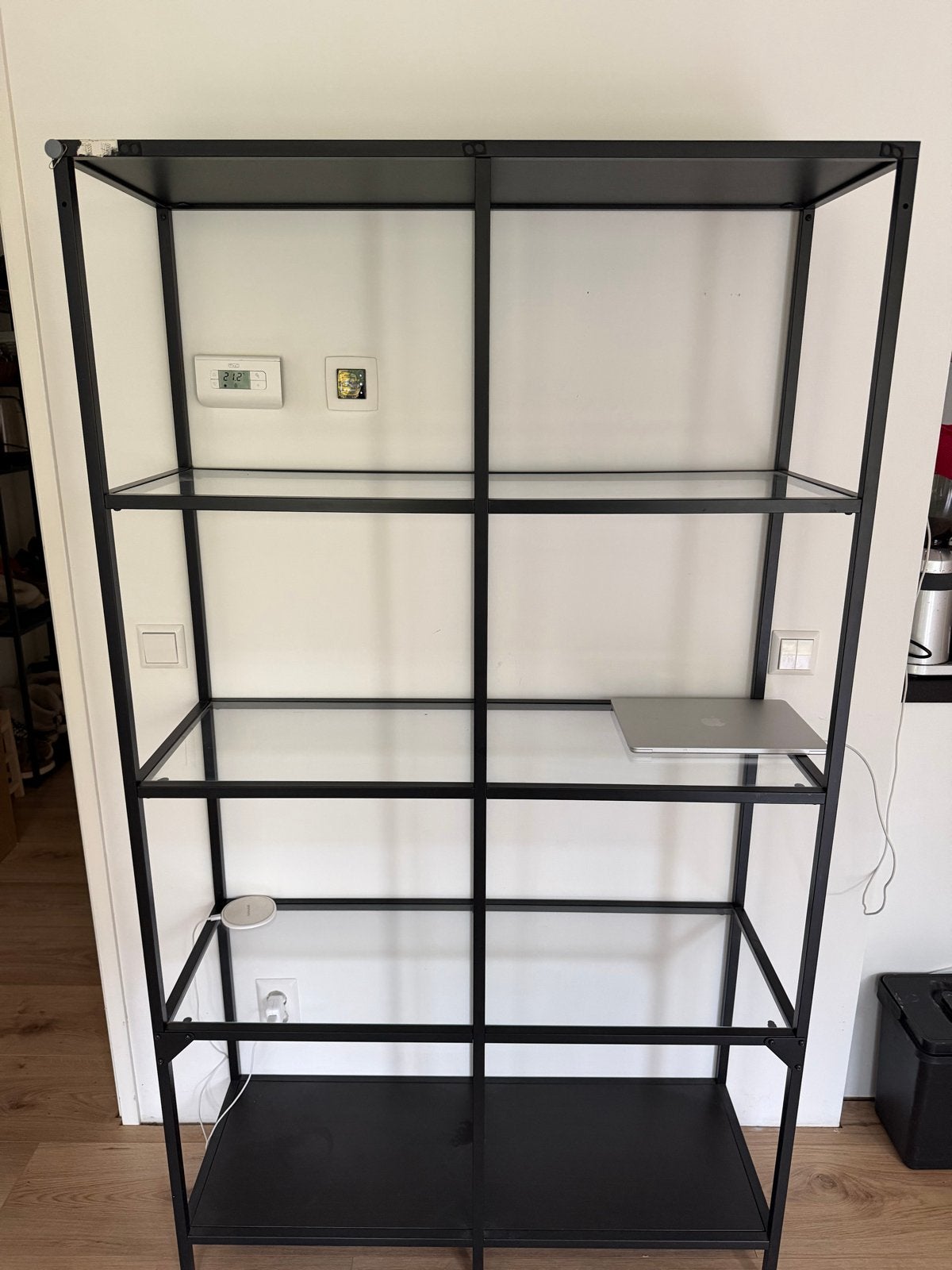 Moet weg tot  26.09. IKEA VITTSJÖ Open Kast Zwart Glas, Huis en Inrichting, Ophalen, Zo goed als nieuw