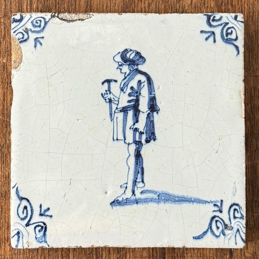 Antieke tegel met een timmerman Antique tile with carpenter, Antiek en Kunst, Ophalen of Verzenden