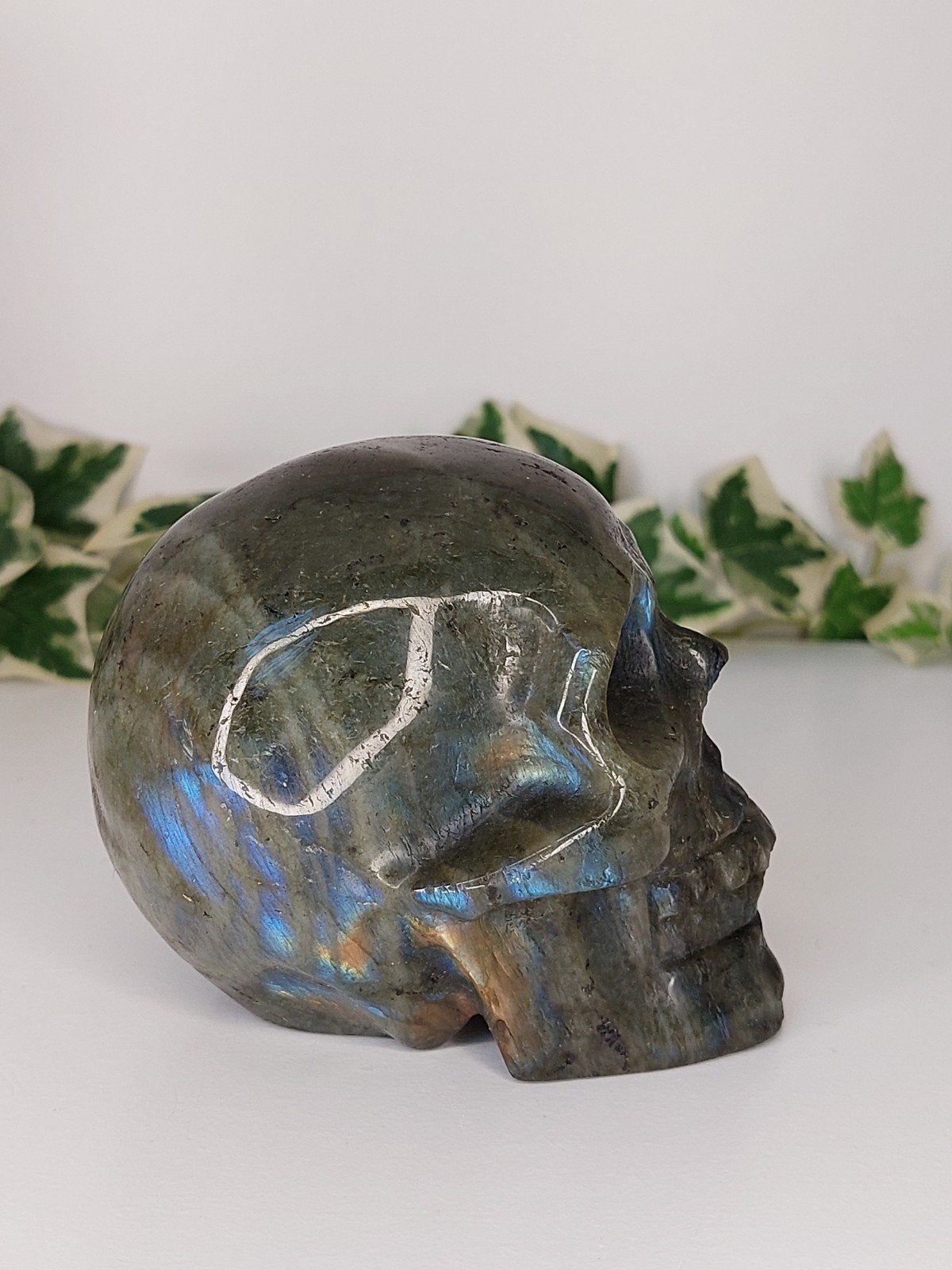 Labradoriet human skull met blauwe en gouden flash., Ophalen of Verzenden, Mineraal