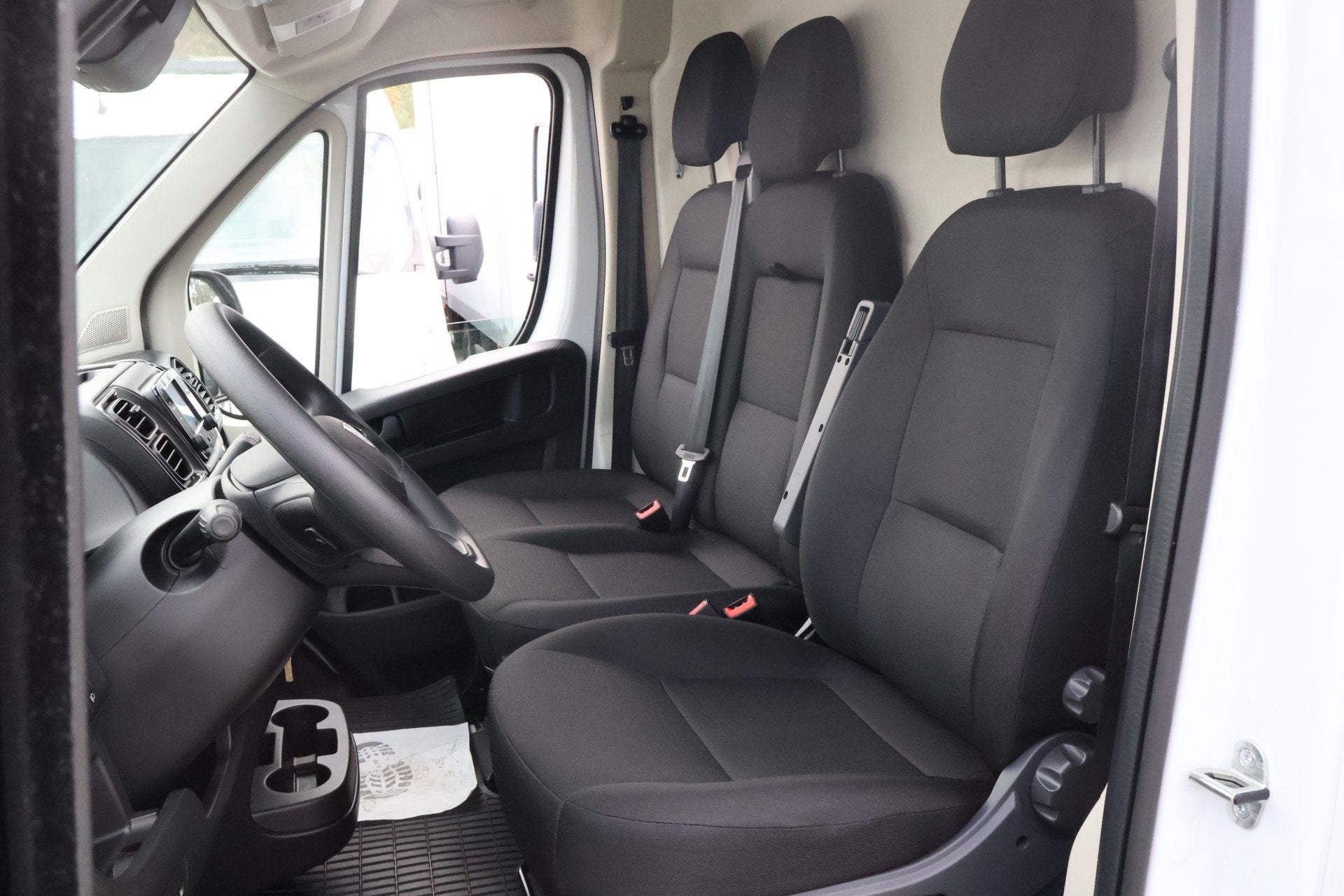 Peugeot Boxer 2.2 BlueHDi 180pk L4 H2 Automaat Airco Navigat, Auto's, Stof, Gebruikt, Euro 6, 4 cilinders