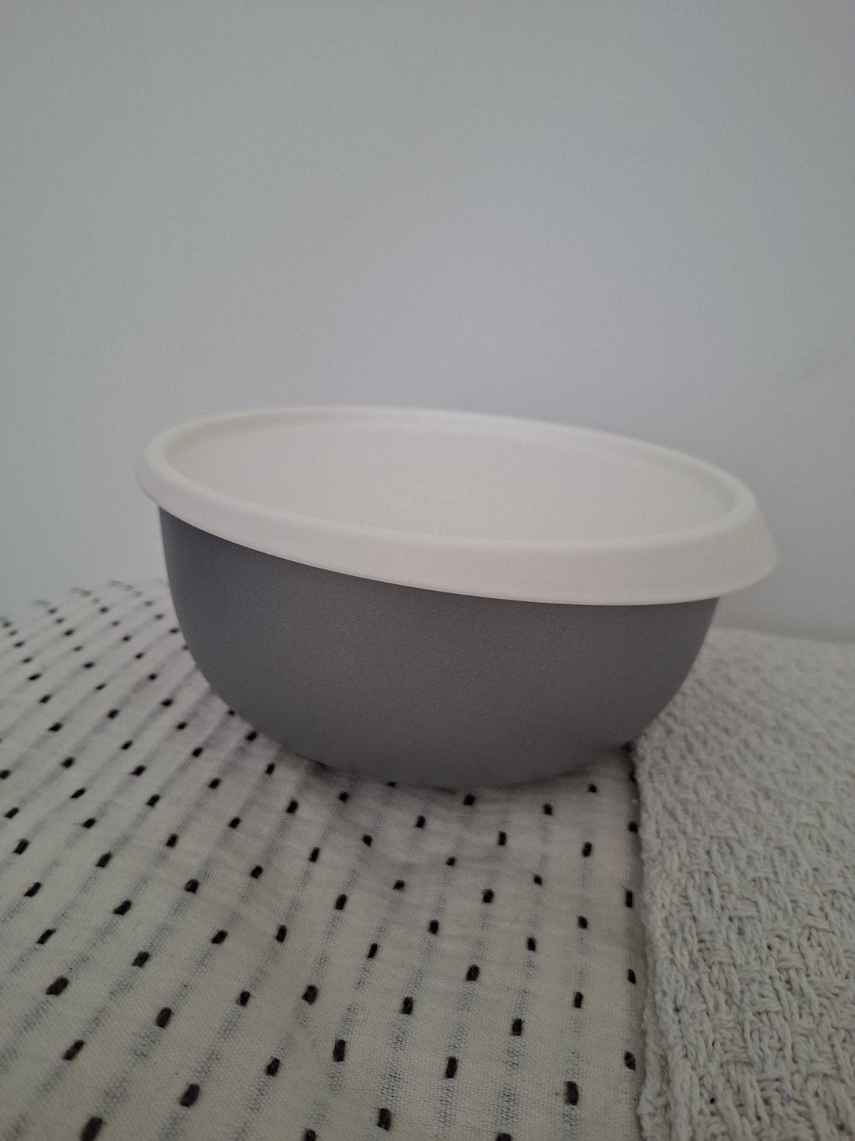Tupperware schaal met deksel - Grijs/Wit, Schaal, Wit, Ophalen of Verzenden, Zo goed als nieuw