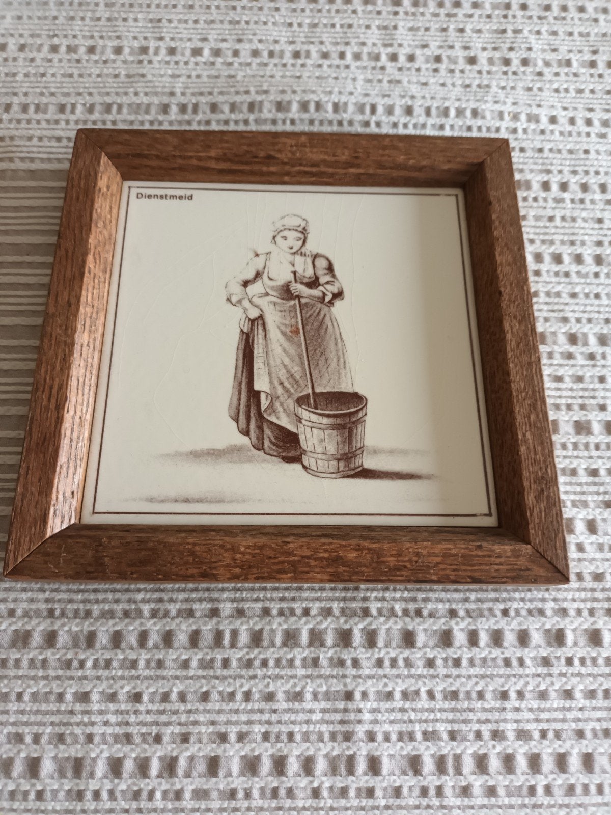 Tegeltje Dienstmeid,  in houten lijstje, Ophalen of Verzenden