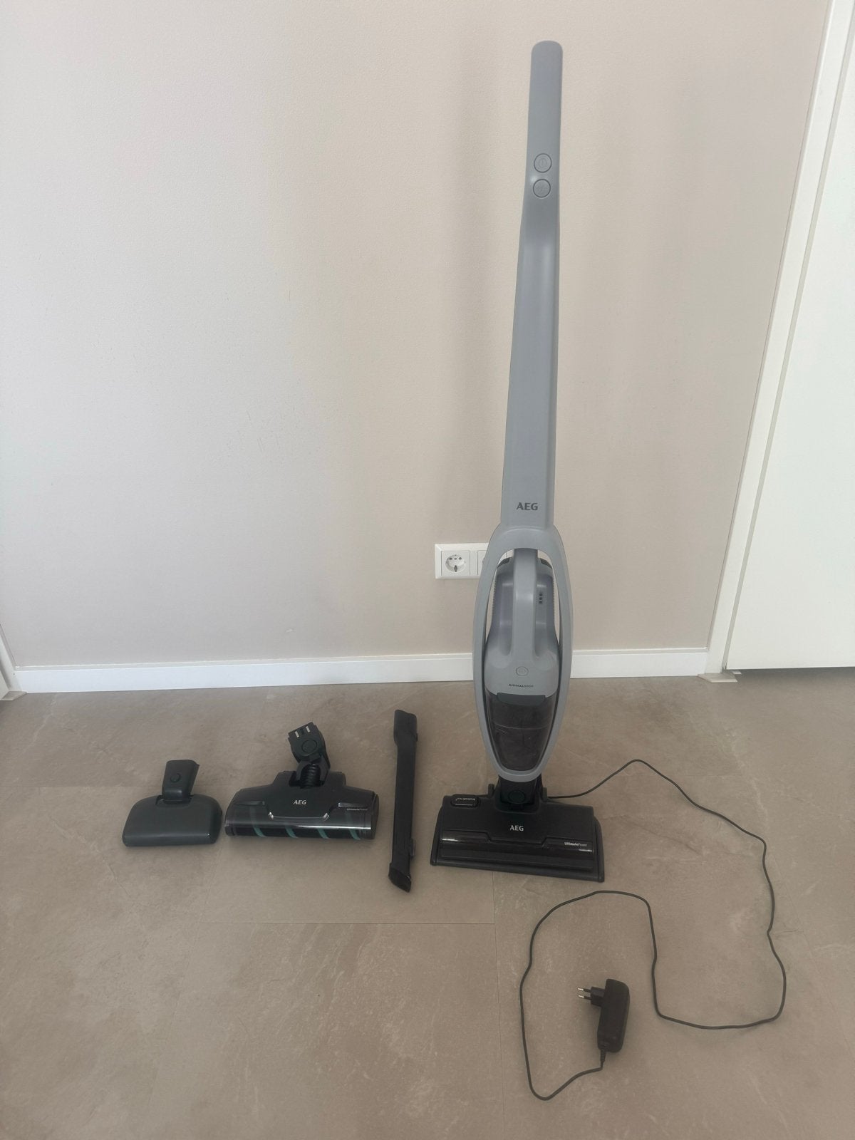 AEG Animal 5000 stofzuiger AS52A212XN + accessoires, Ophalen, Draadloos, Zo goed als nieuw, Reservoir