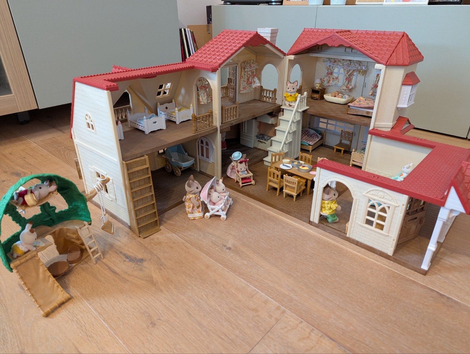 Sylvanian Families Huis met Meubels, Konijnen en Katten, Kinderen en Baby's, Speelgoed | Overig, Ophalen, Zo goed als nieuw, Jongen of Meisje