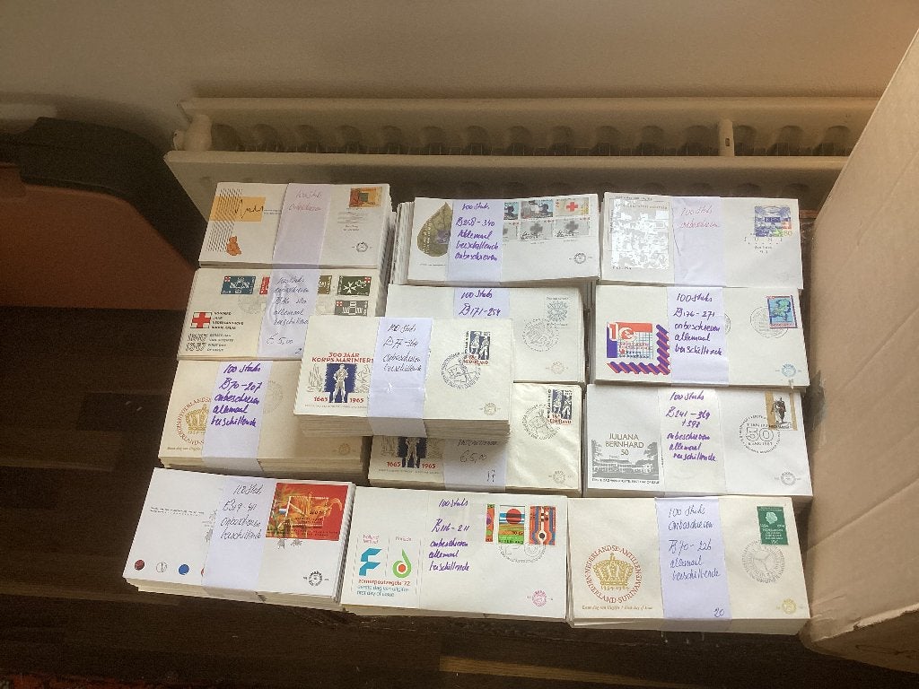 Doos 9 2500 stuks FDC Nederland onbeschreven 25 pakken van, Ophalen of Verzenden, Onbeschreven, Nederland