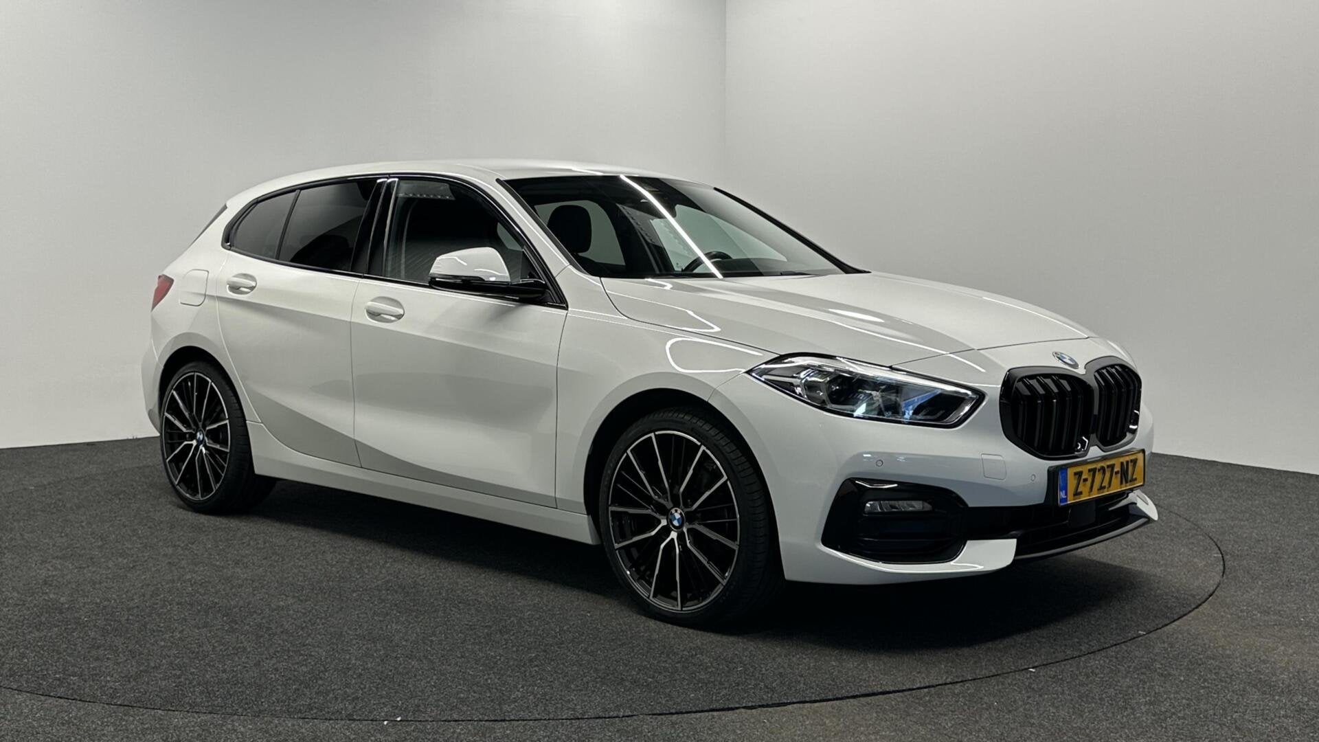 BMW 1-serie 118i Essential High Executve ECC LM CRUISE NAVI, Auto's, Gebruikt, 4 cilinders, Leder en Stof, Wit