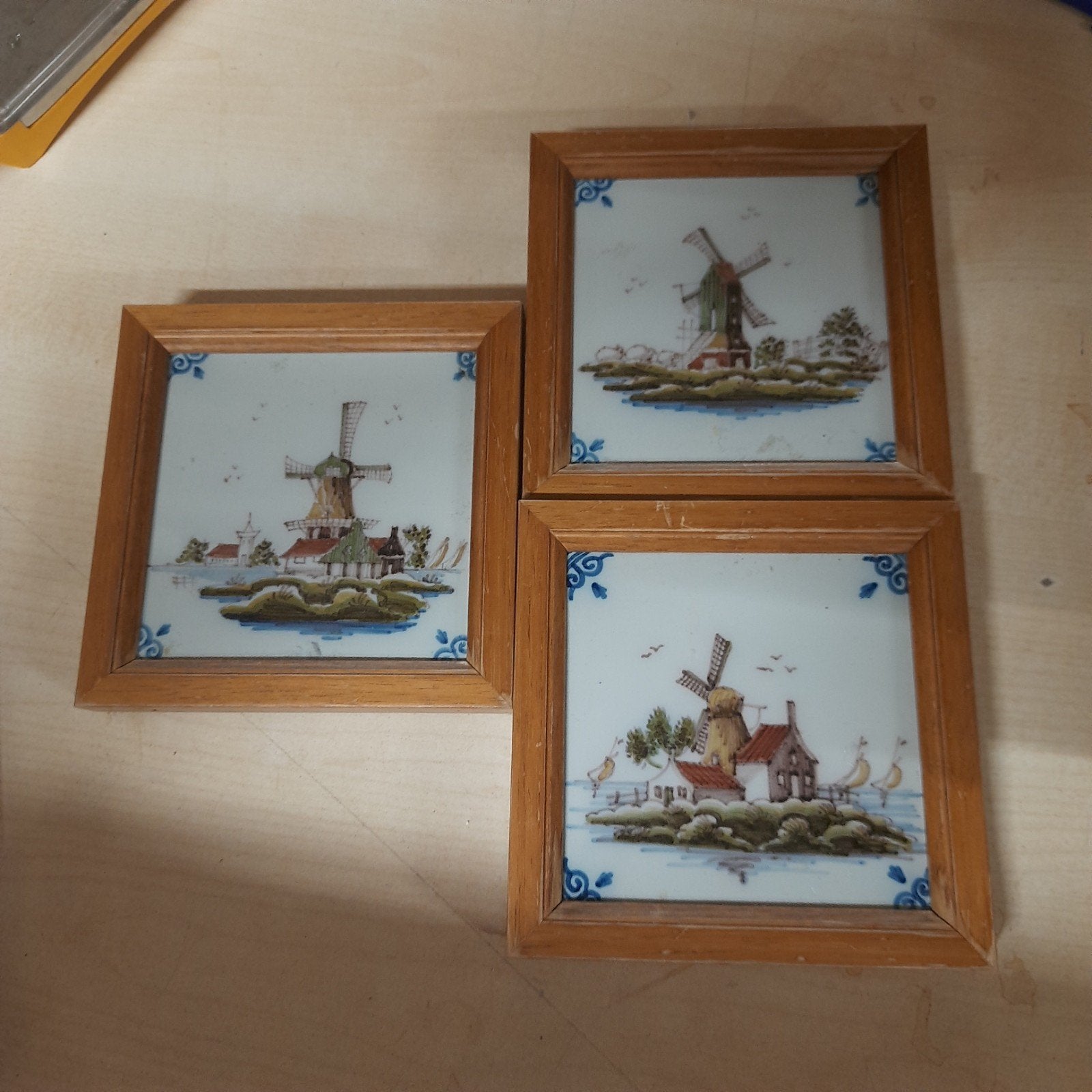 Set van 3 ingelijste Makkum tegeltjes met molens, Antiek en Kunst, Antiek | Wandborden en Tegels, Ophalen of Verzenden