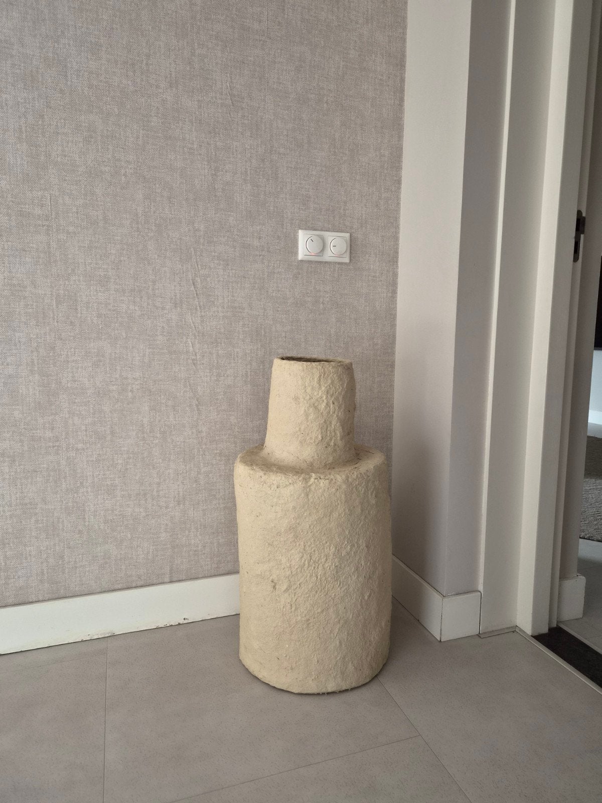 Grote beige papier-maché vaas - Uniek decoratiestuk, Ophalen, Gebruikt, Beige, Geschikt voor droogbloemen