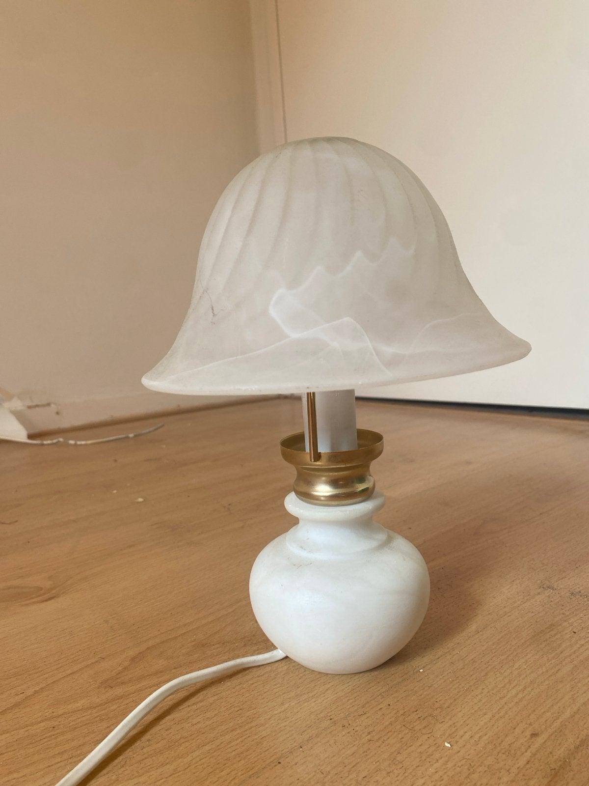 Vintage Marmeren Tafellamp met Melkglazen Kap, Ophalen of Verzenden, Gebruikt, Glas