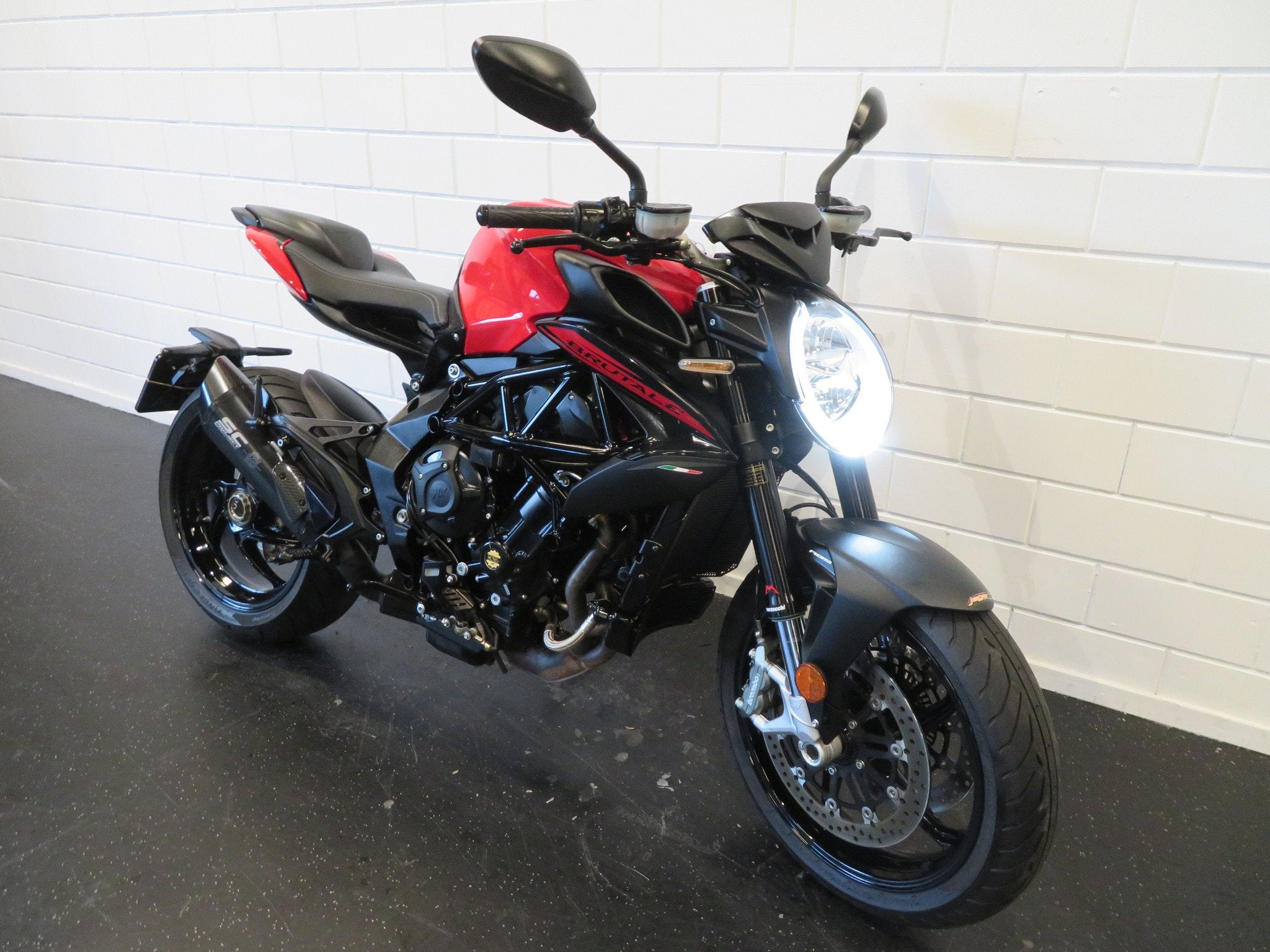 MV Agusta BRUTALE 800 NIEUWSTAAT HISTORIE (bj 2020), Motoren, Motoren | MV Agusta, Meer dan 35 kW, 798 cc, Naked bike, Gebruikt