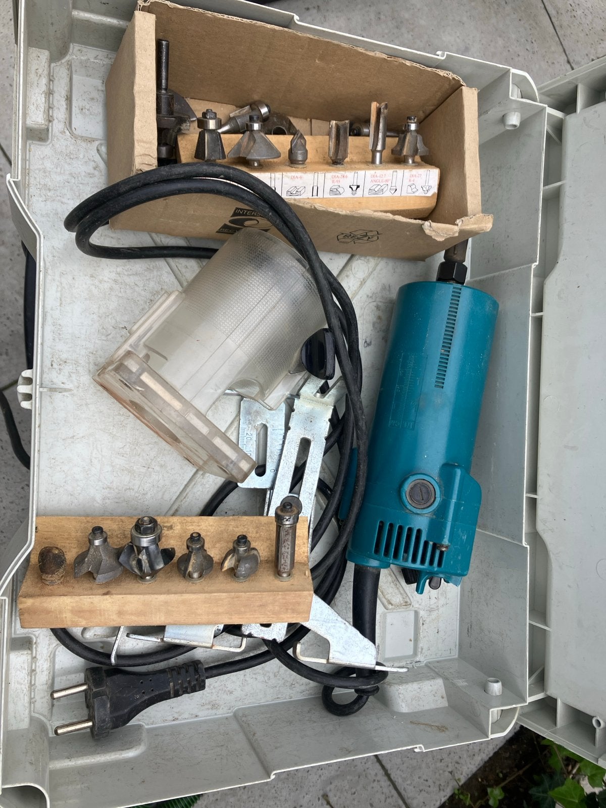 Makita vuistfrees met uitgebreide set frezen, Ophalen, Gebruikt, Elektrisch, Kantenfrees