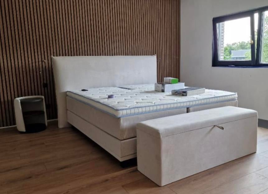 Swiss sense electr boxspring 180x200 + kastjes en voetenbank, Ophalen, Zo goed als nieuw, Tweepersoons