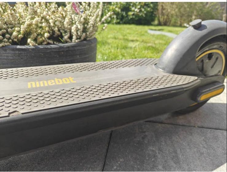 Ninebot Max G30 - Achterband kapot, werkt verder goed, Ophalen of Verzenden, Zo goed als nieuw, Elektrische step (E-scooter)