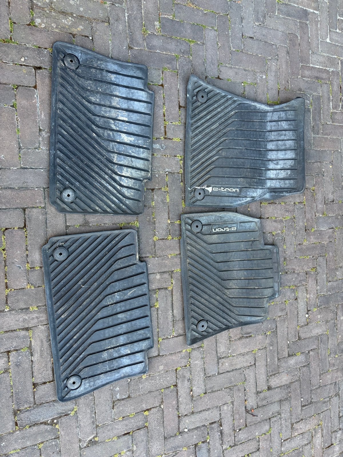 Audi E-tron rubberen vloermatten (set van 4), Auto diversen, Automatten, Gebruikt, Ophalen