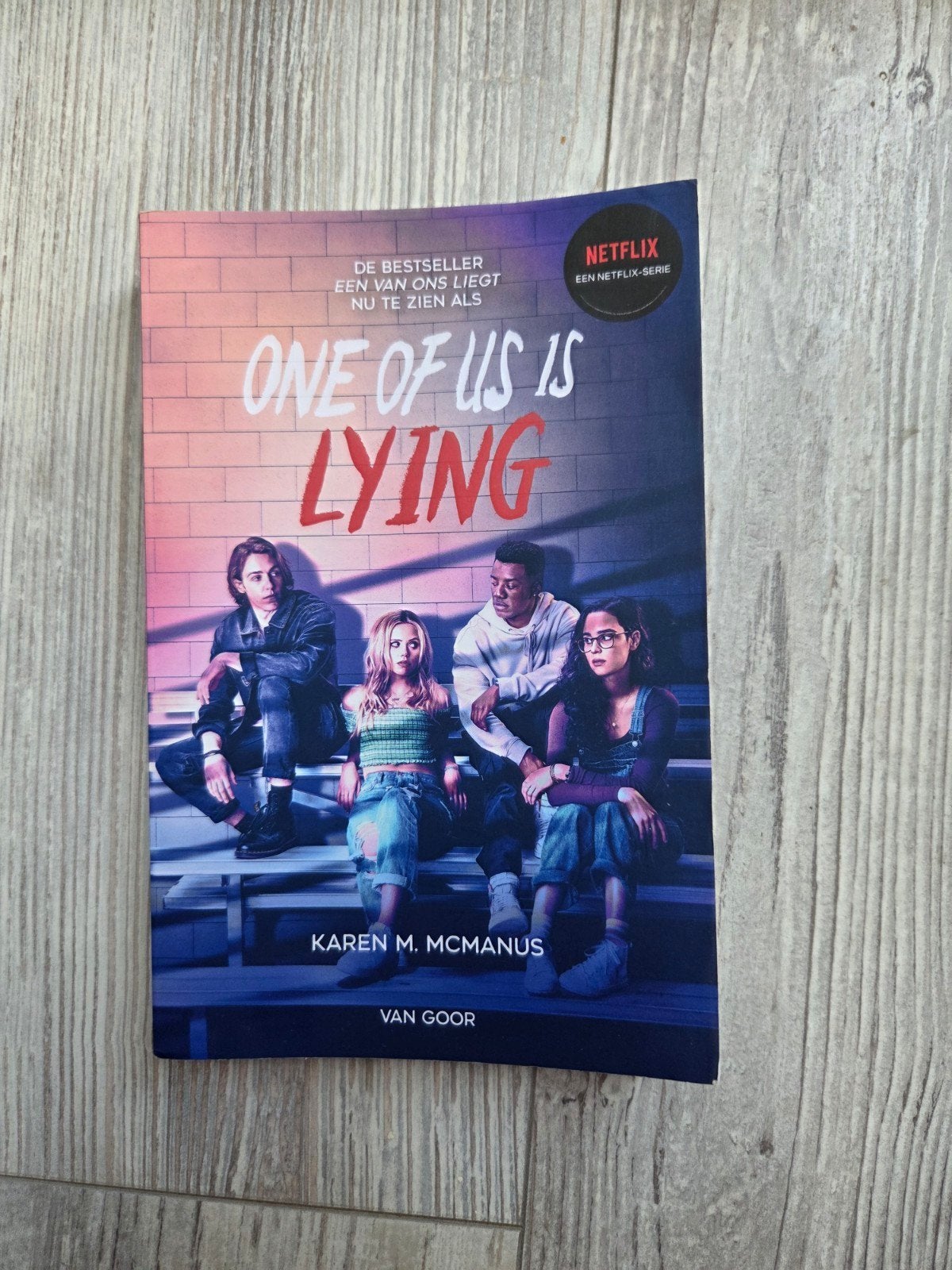 One of Us Is Lying - Karen M. McManus (Netflix Serie), Ophalen of Verzenden, Zo goed als nieuw, Karen M. McManus, Tv-bewerking