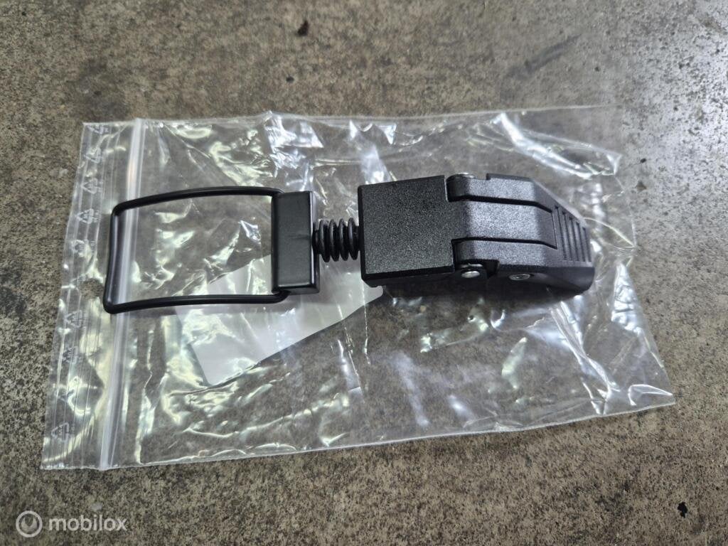 Tankbeugel tankclip tanksluiting clip Monster Supersport SS, Gebruikt, Factorystore.service@ducati.com, Ophalen of Verzenden, Via Antonio Cavalieri Ducati, 74/5, 74/6, 40132 Bologna BO