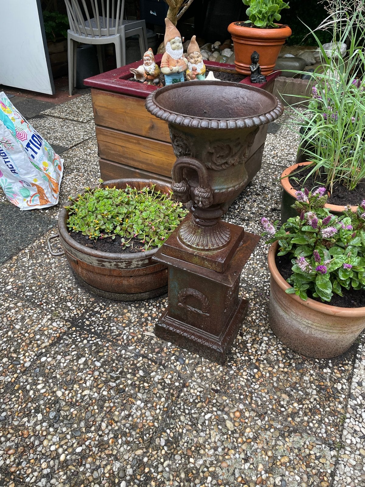 Antieke gietijzeren plantenbak op sokkel, Ophalen, Gebruikt, Minder dan 60 cm, Rond