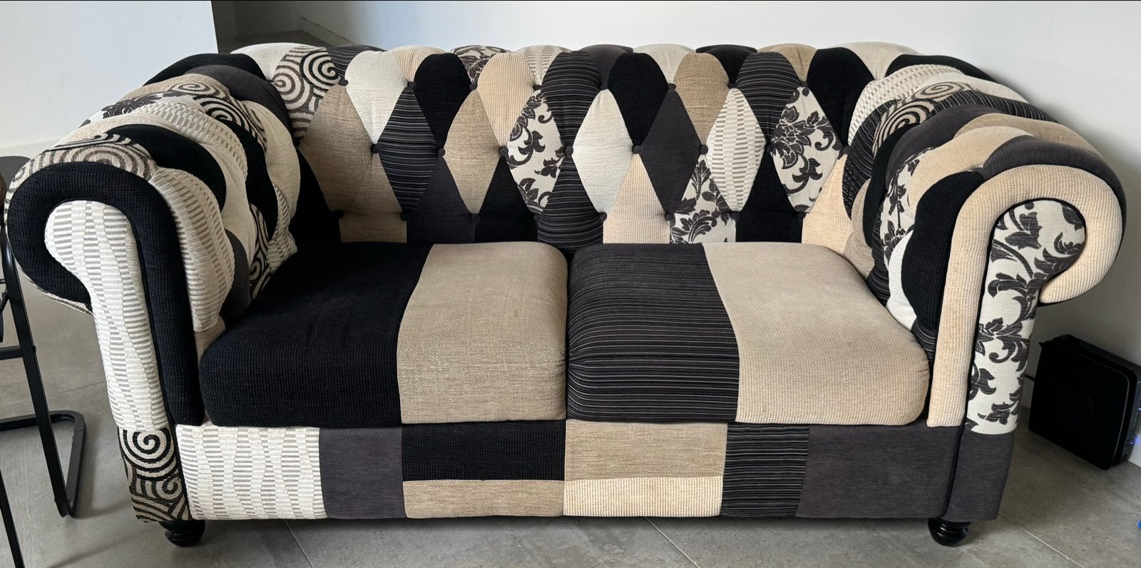 Unieke Patchwork chesterfield banken set van 2 – zwart/beige, Ophalen, Gebruikt, 150 tot 200 cm, Tweepersoons