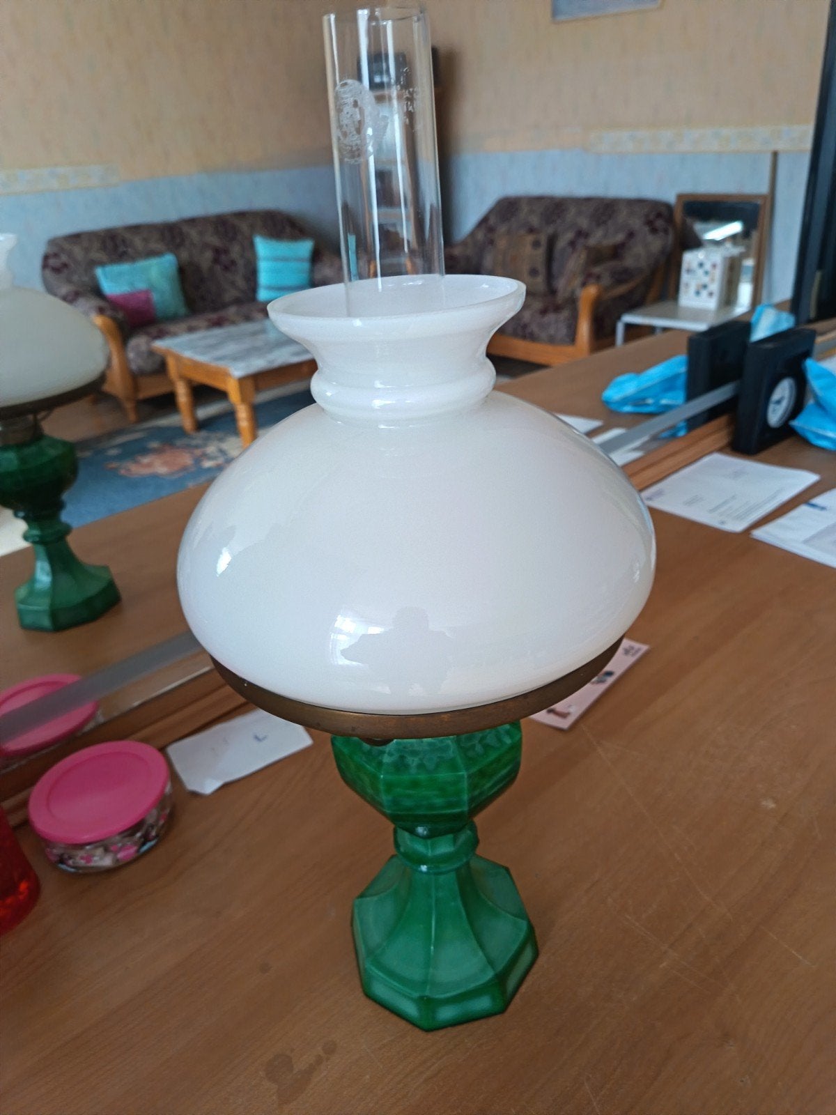 Antieke olielamp met groene voet en witte kap, Ophalen