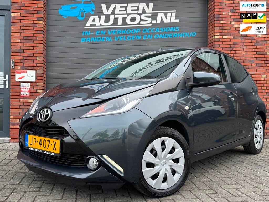 Toyota Aygo 1.0 VVT-i x-play Dealer Onderhouden LED NAP, Voorwielaandrijving, Gebruikt, Euro 6, 4 stoelen