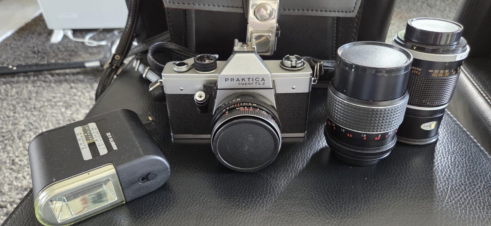 Praktica Super TL2 met extra lenzen, flitser en tas, Ophalen
