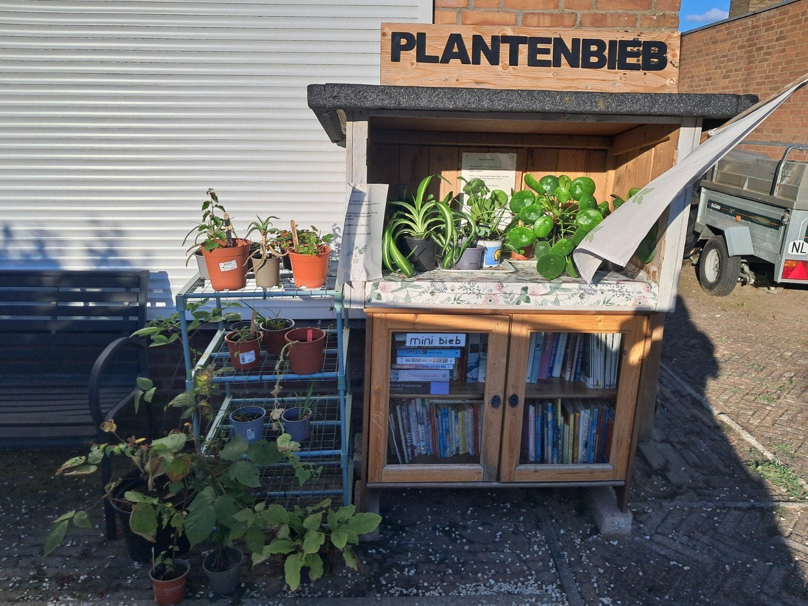 plantenbieb en minibieb goed gevuld, Ophalen, Schuur