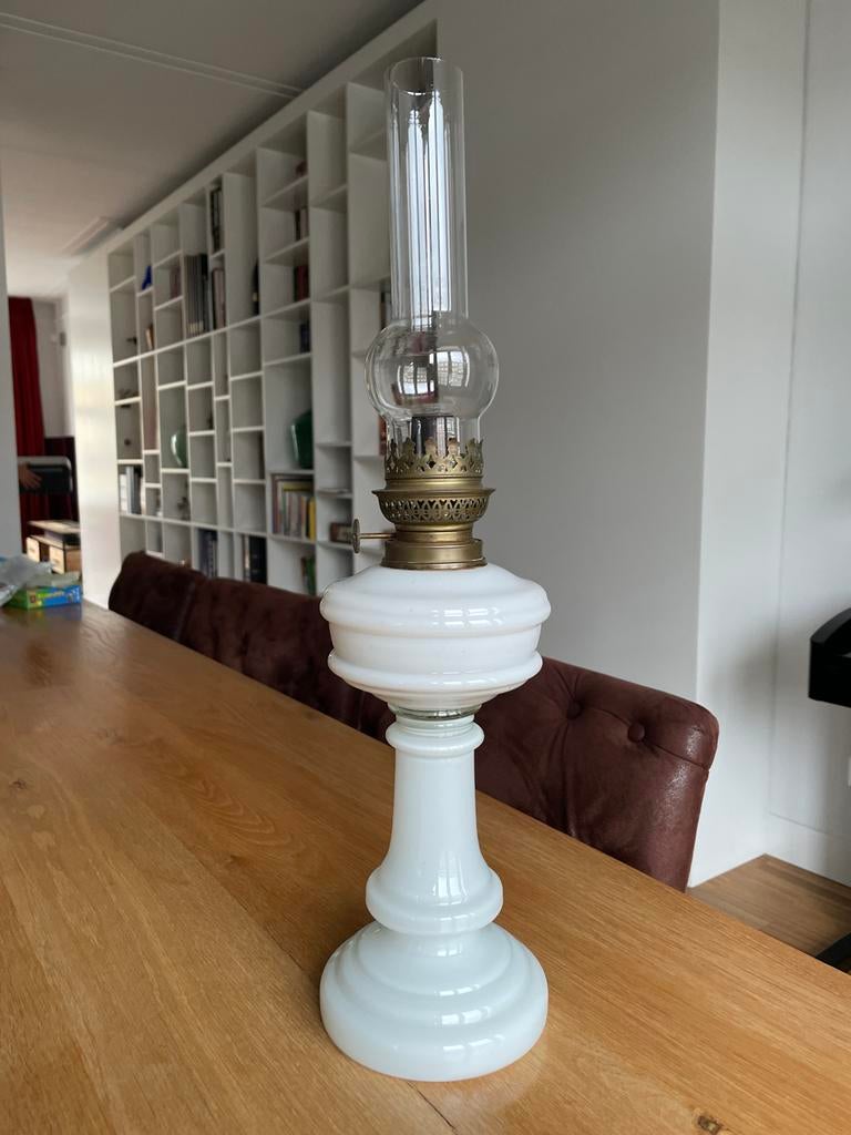 Antieke olielamp van opaalglas en messing van 53cm, Ophalen of Verzenden
