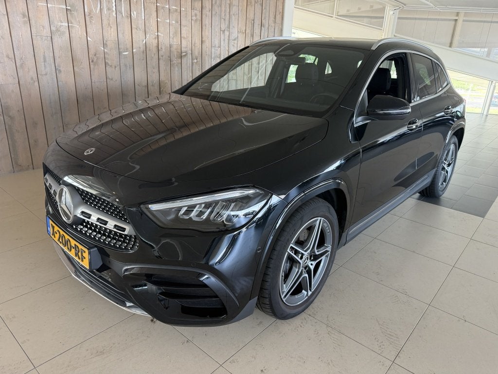 Mercedes-Benz GLA 180 AMG Line (bj 2024, automaat), Gebruikt, Euro 6, 4 cilinders, Zwart