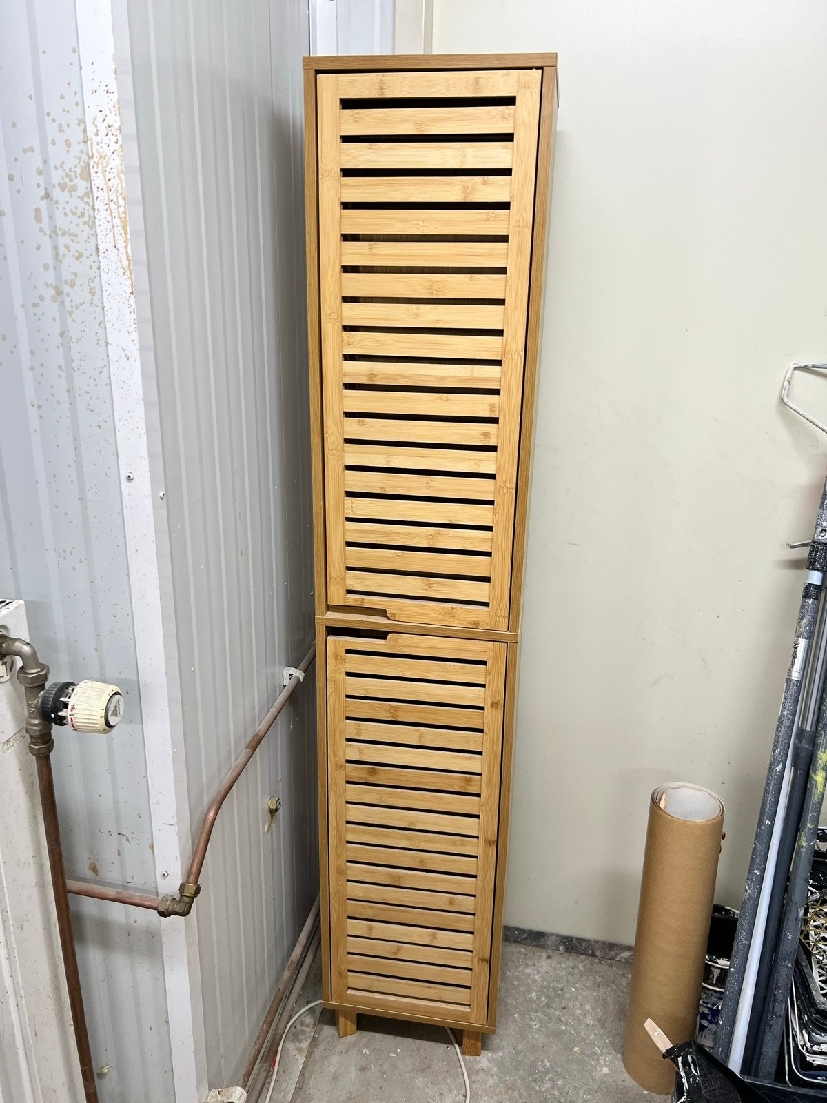 Hoge bamboe badkamerkast met lamellen deuren, Ophalen, (Half)hoge kast, Minder dan 50 cm, Gebruikt