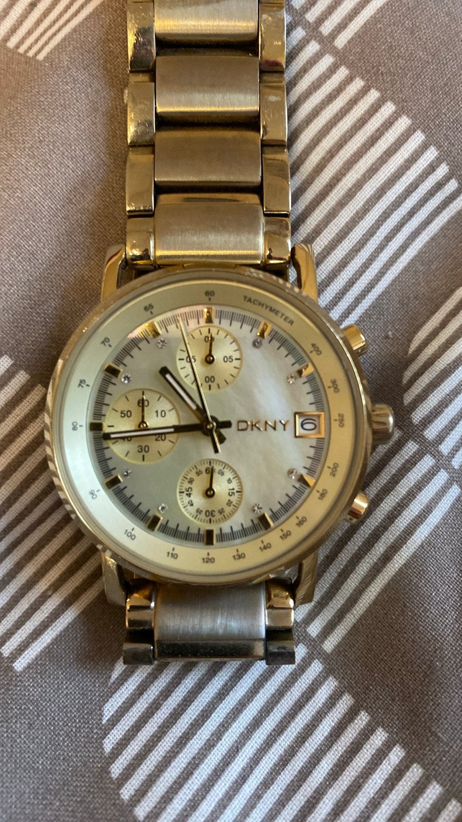DKNY Gouden Horloge - Zo goed als nieuw, Sieraden, Tassen en Uiterlijk, Horloges | Dames, Staal, DKNY, Polshorloge, Ophalen of Verzenden