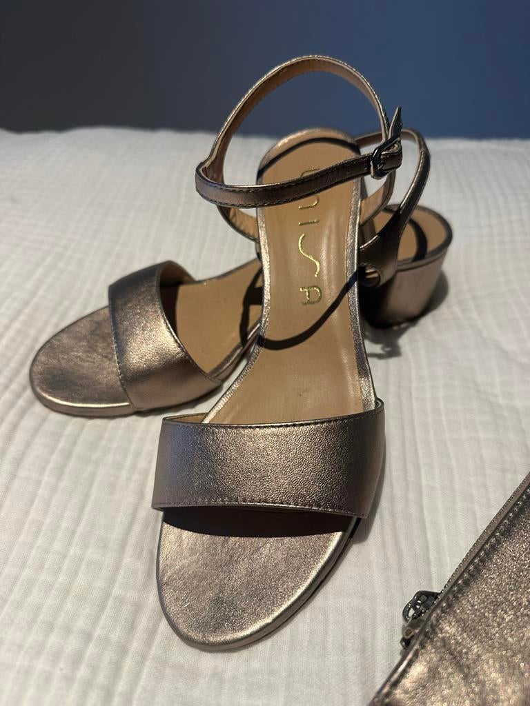 Unisa Sandalen met Hak en Bijpassende Clutch - Brons, Kleding | Dames, Schoenen, Ophalen of Verzenden, Zo goed als nieuw, Overige kleuren