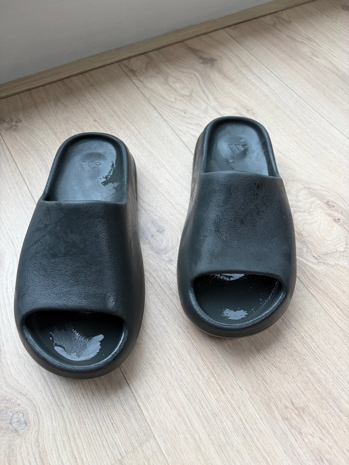 Adidas Yeezy Slide 'Onyx' - Maat 42,5 / 9 US