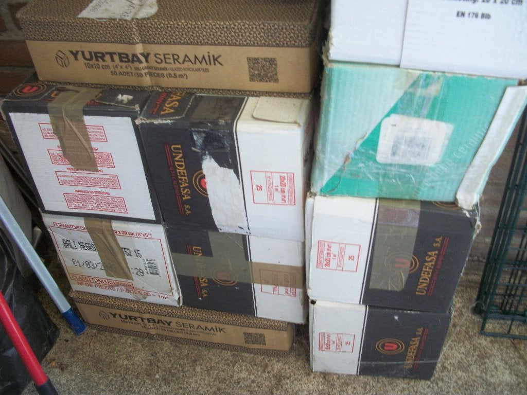 10 Dozen met Tegels voor WC of wandje - Wit gemarmerd Zwart, Doe-het-zelf en Verbouw, Tegels, Ophalen, Nieuw, 5 tot 10 m², 20 tot 40 cm