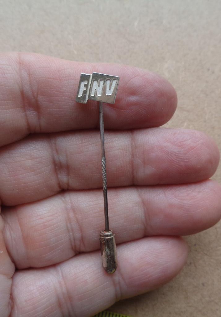 zilveren speldje FNV [883], Verzamelen, Speldjes, Pins en Buttons, Verzenden, Zo goed als nieuw, Overige onderwerpen, Speldje of Pin