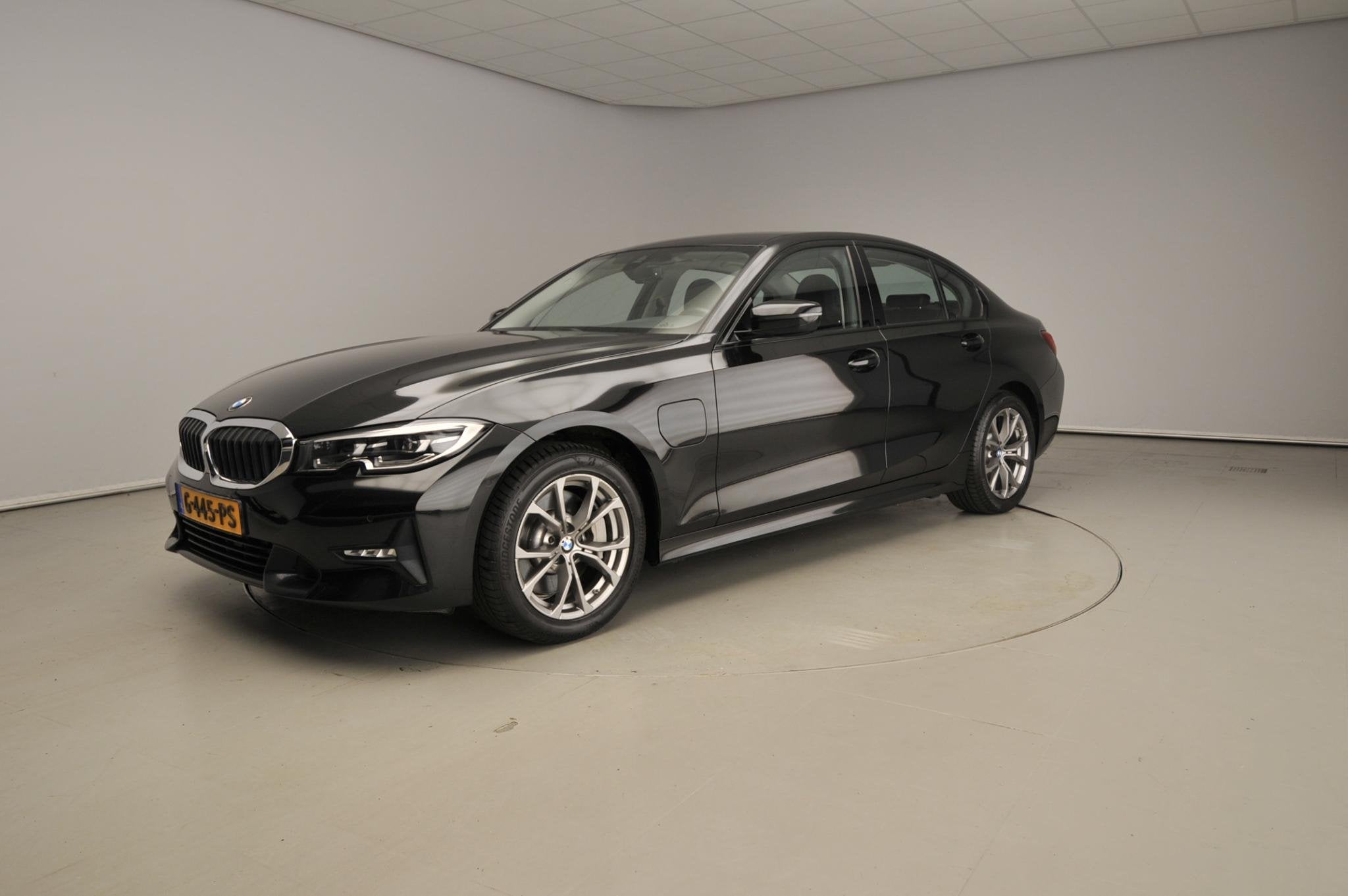 BMW 3 Serie Sedan 330e | LED | Leder | Navigatie | Sportstoe, Achterwielaandrijving, Gebruikt, Zwart, Bedrijf