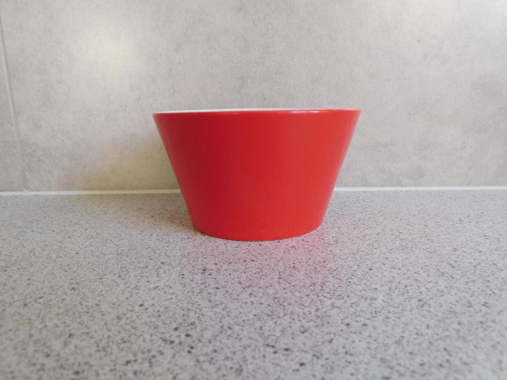 Kom 10x6 cm. New Bone China Rood Premier Hema, Huis en Inrichting, Keuken | Servies, Ophalen of Verzenden, Zo goed als nieuw, Kom(men)