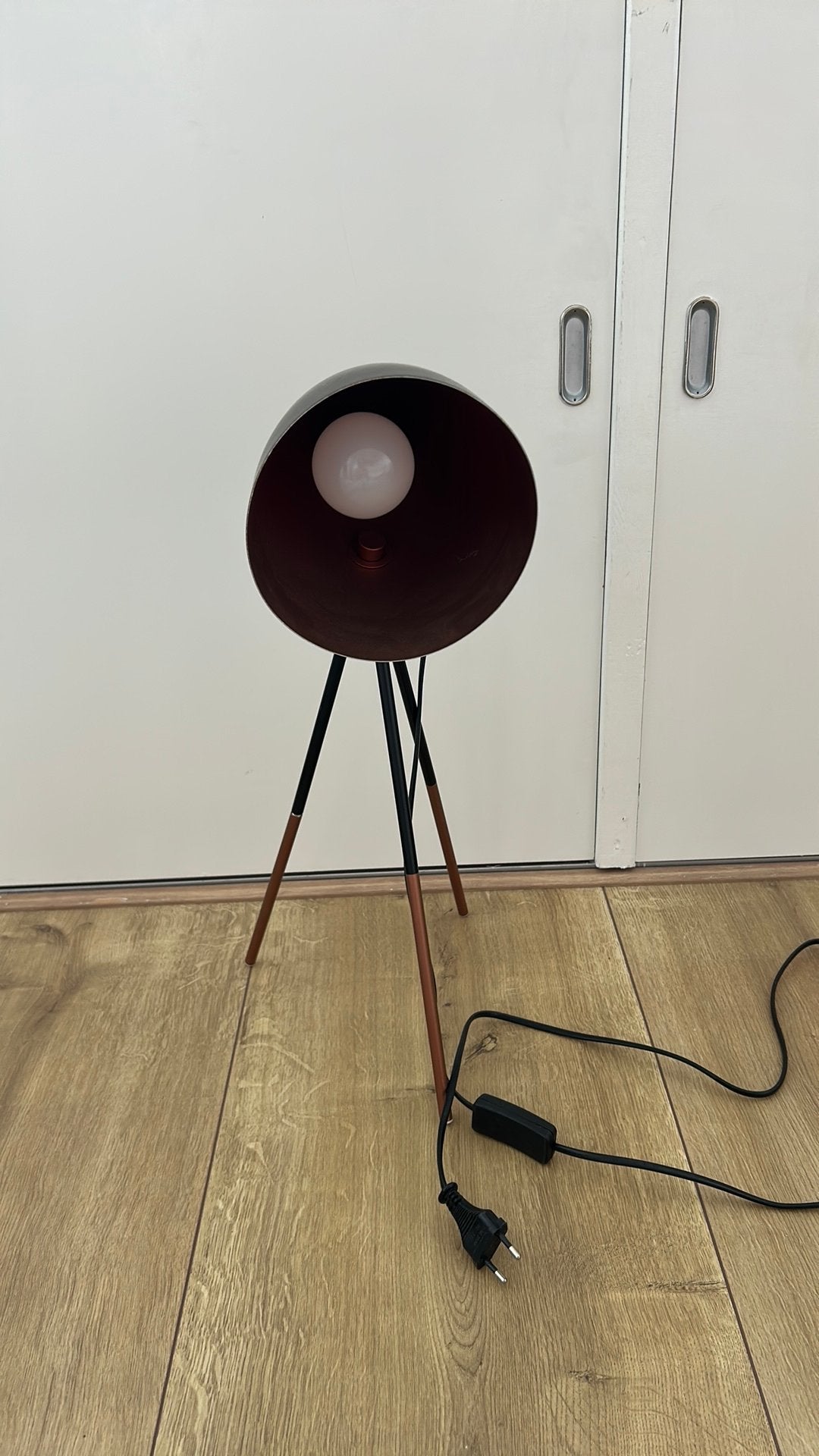 Zwarte lamp met driepoot, Ophalen, Zo goed als nieuw, Minder dan 100 cm