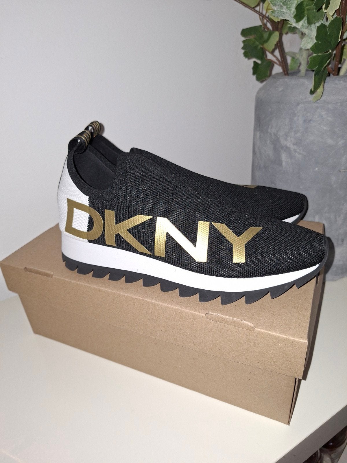 Mooie Sneakers Abbi van DKNY maat 40 Nieuw!, Zwart, DKNY, Nieuw, Ophalen of Verzenden