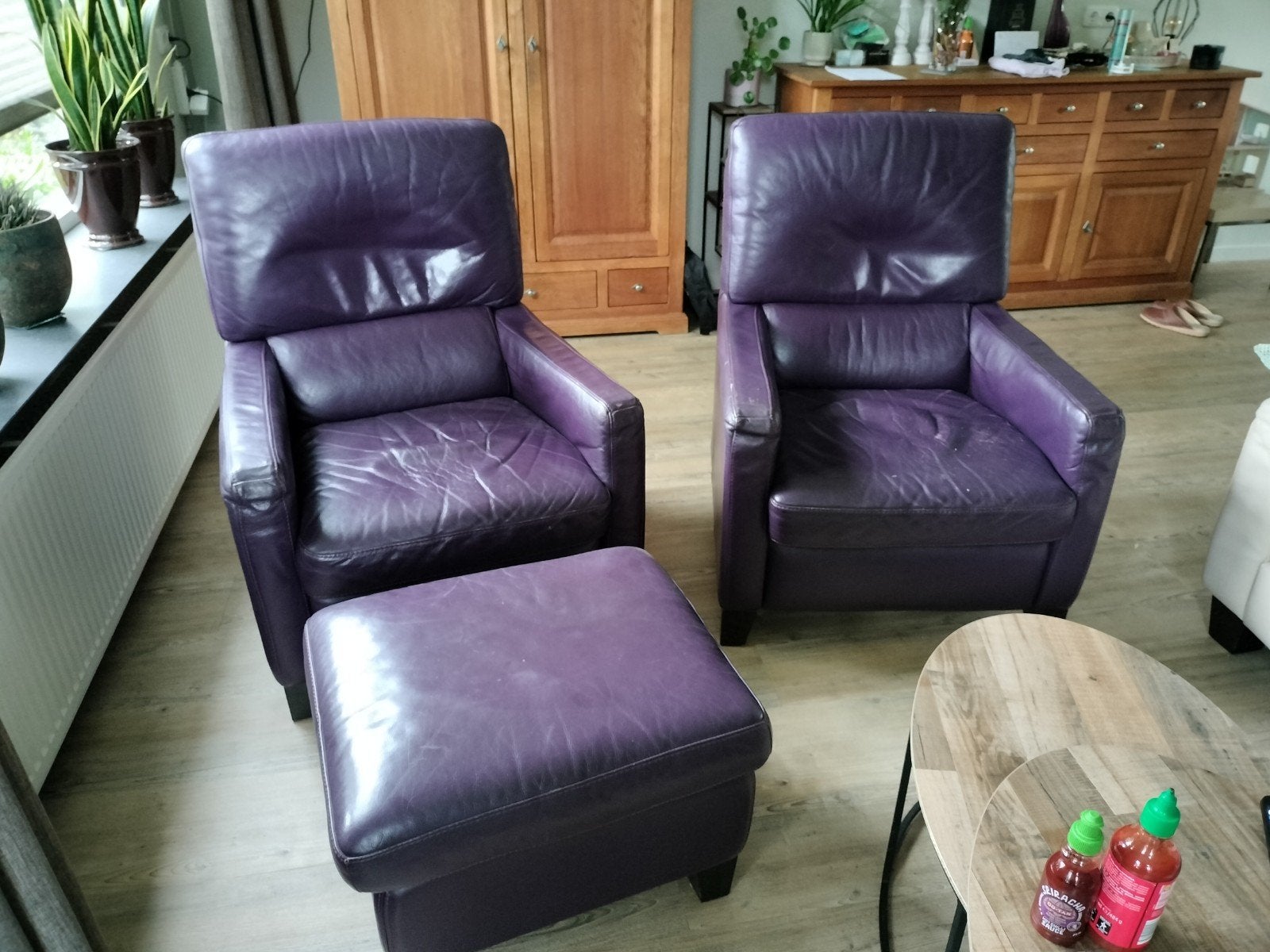 Set van twee paarse leren fauteuils met bijpassende poef., Ophalen, Gebruikt, 75 tot 100 cm, 75 tot 100 cm