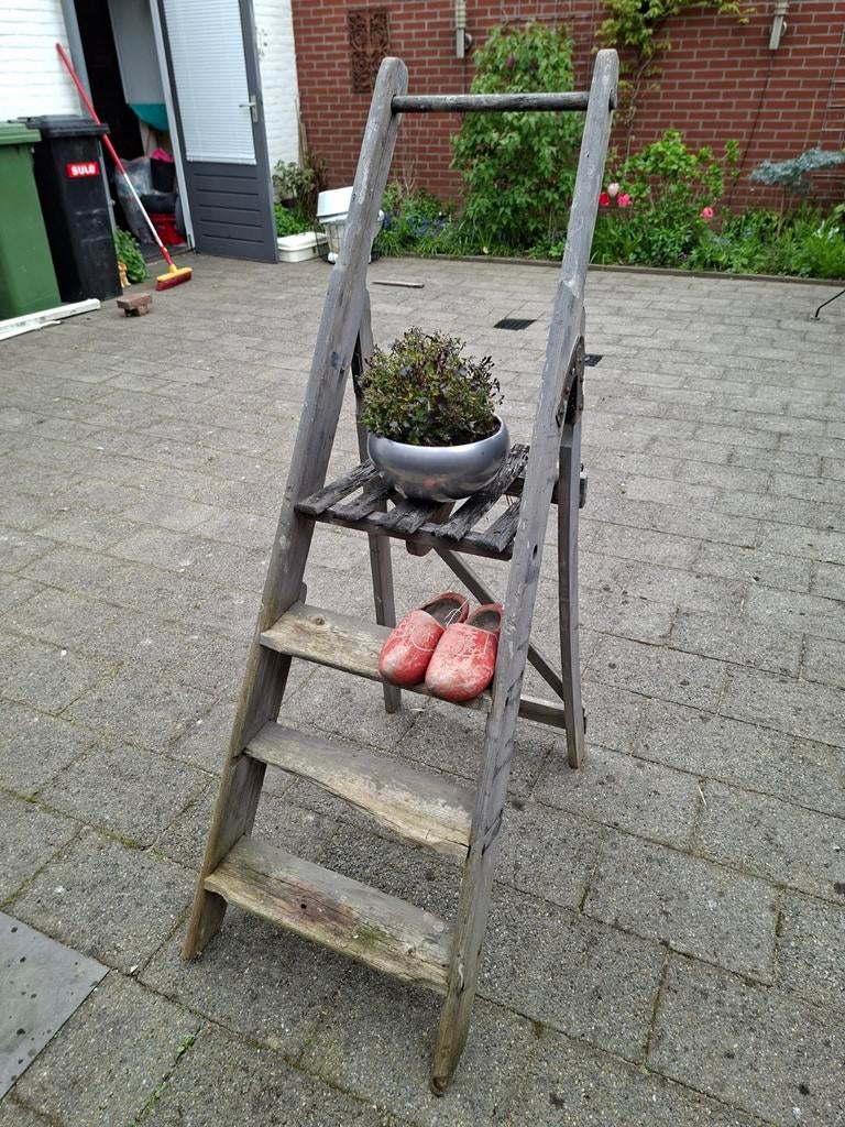 Oud nostalgisch brocant laddertje, Ophalen
