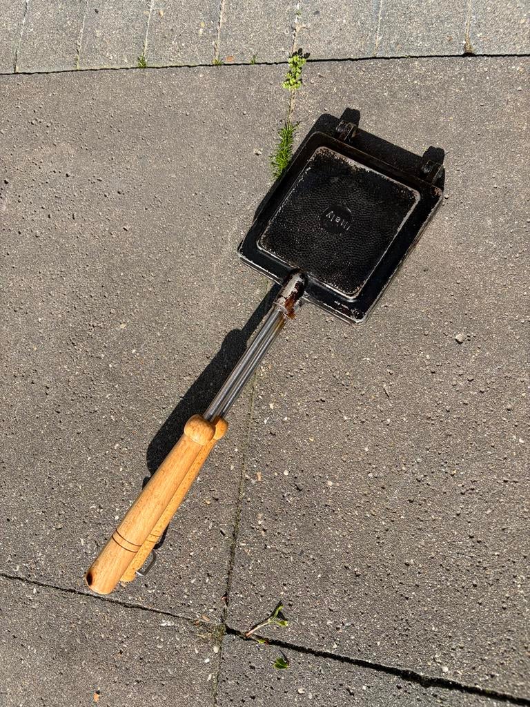 Vintage ijzeren tosti-ijzer met houten handvatten, Huis en Inrichting, Ophalen of Verzenden, Gebruikt