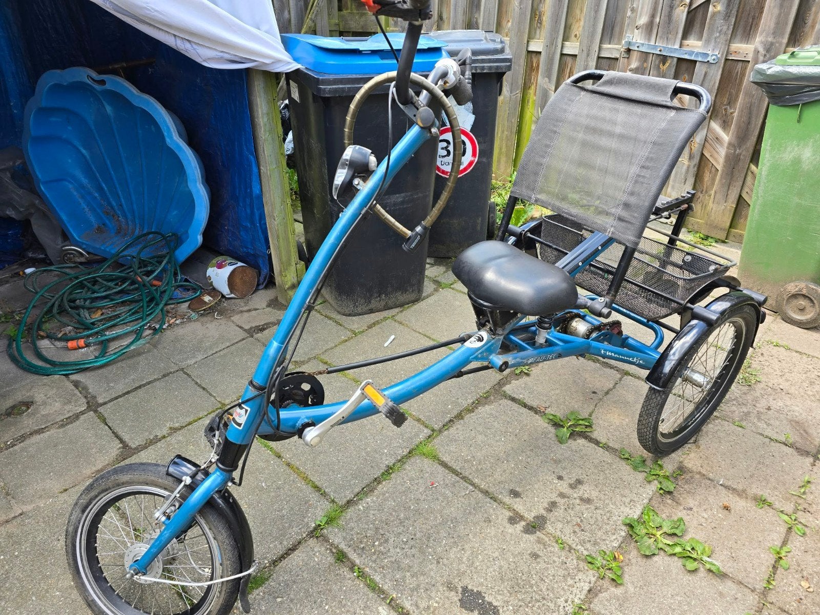 Blauwe ligfiets driewieler met mand en rugleuning, Fietsen en Brommers, Fietsen | Driewielfietsen, Ophalen, Gebruikt, Velgrem