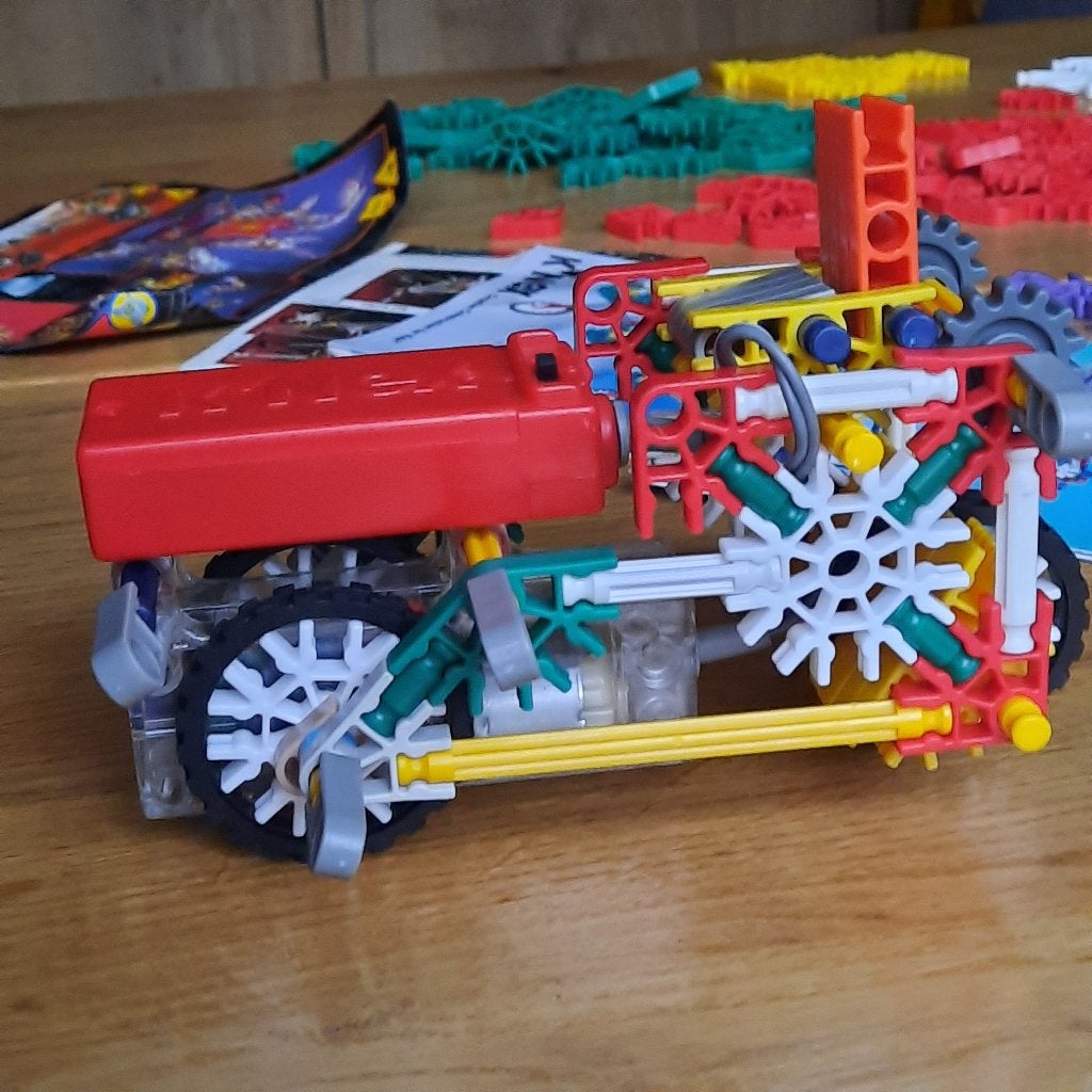 Grote K'nex set met handleidingen en veel onderdelen, Kinderen en Baby's, Speelgoed | Bouwstenen, Ophalen of Verzenden, Gebruikt