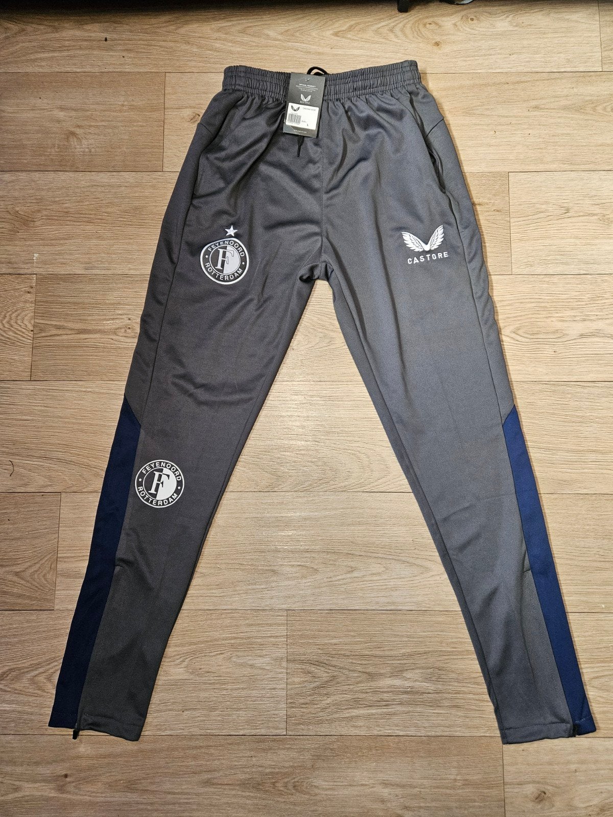 Feyenoord Castore Trainingsbroek Maat L - Nieuw met kaartjes, Sport en Fitness, Maat L, Ophalen of Verzenden, Nieuw, Broek