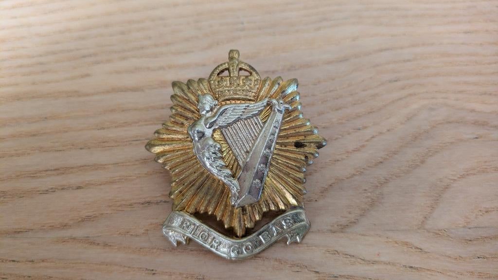 Canadees baret embleem Irish Regiment., Ophalen of Verzenden, Engeland, Embleem of Badge