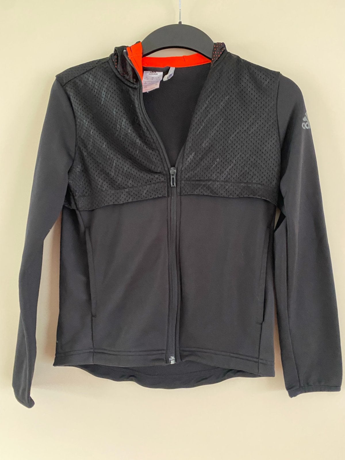 Adidas sportvest zwart met oranje accenten, Ophalen of Verzenden, Zo goed als nieuw, Jongen of Meisje, Trui of Vest